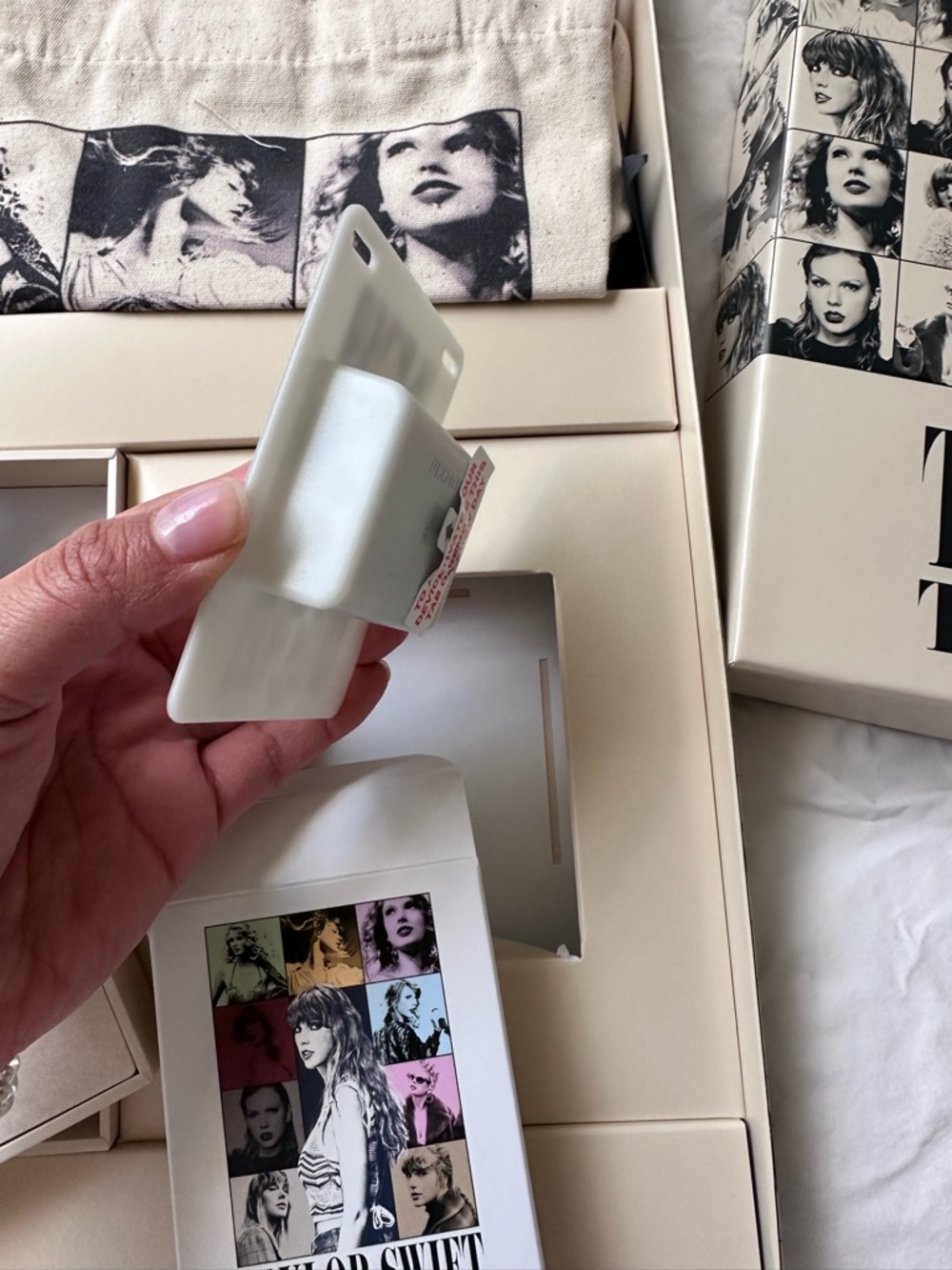 Taylor Swift Eras Tour VIP Set - Black & Cream Photo Collage - Picture 5 of 12